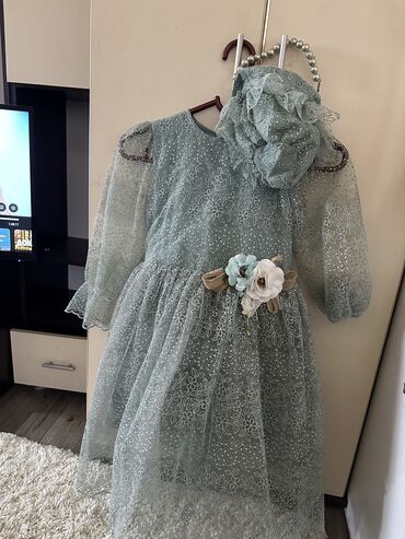 платья продаю: Детское платье, цвет - Зеленый, Новый