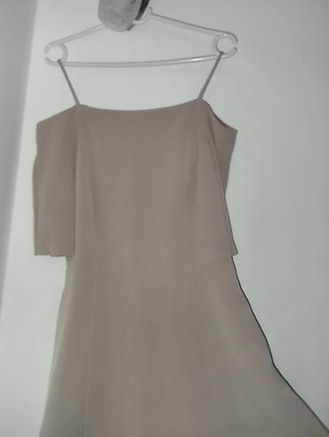obuca bata: Elegantna midi haljina u puderasto bež nijansi. - Kroj: blago — 1