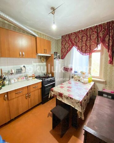 срочно продаётся 1 комнатная квартира в районе ошского рынка по улице молодая гвардия: 2 бөлмө, 52 кв. м, 105-серия, 3 кабат