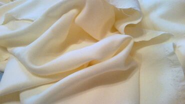 отрезы ткани: Продаю ткань на вечернее платье, длина 3,08 метра, ширина 1,4 м