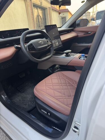 Avtomobil salonu üçün digər detallar: Elektrik krossover salonu – modern texnologiya və komfort - Panorama — 2