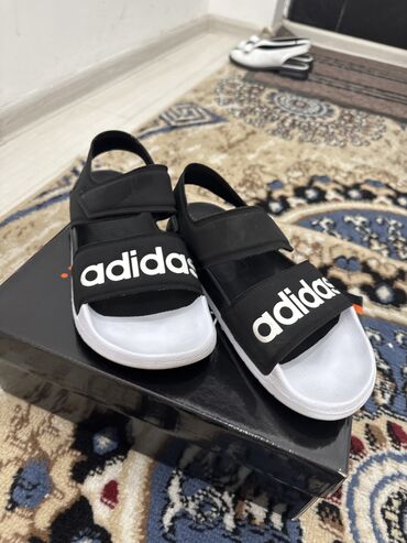 корейский день и ночь капсулы: Кроссовкалар, 39, Adidas, Колдонулган, түсү - Кара, Акысыз жеткирүү