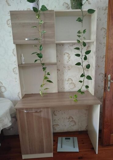 Digər mebel: (Yazi masasi) yaxwi veziyyetde hec bir prablemi yoxdur seliqeli
