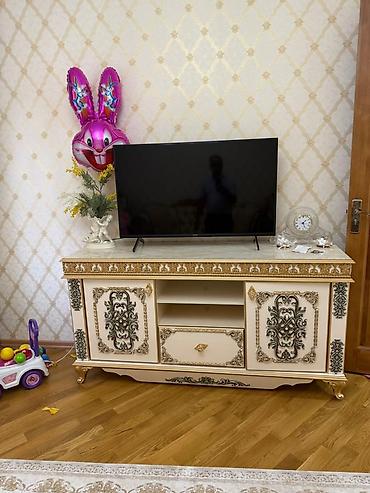 TV altlığı: Klassik üslubda TV stendi və konsol - cox az istifade edilib. Reng — 1