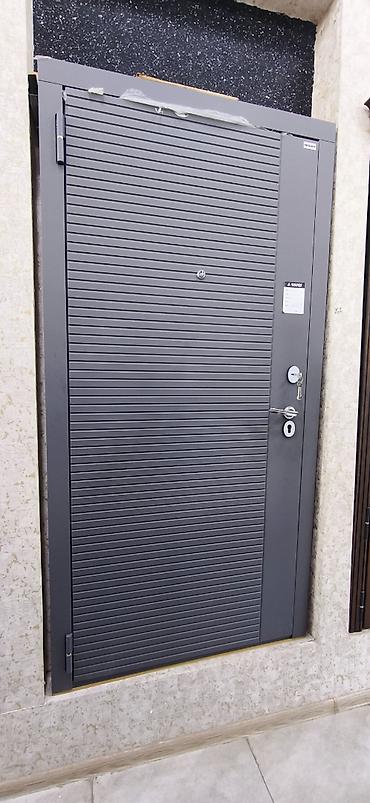 Metall giriş qapısı – boz rəng, üfüqi rellef teksturalı panel -