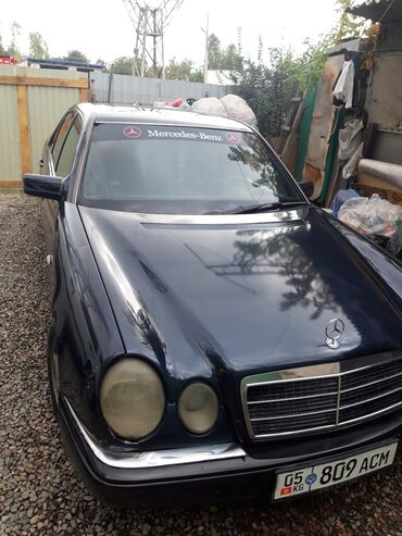 мерис 210: Mercedes-Benz E‑Class W210, седан, темно‑синий цвет. Кузов с фирменной
