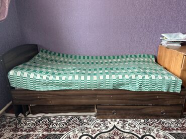 встроенные шкафы купе: Кровать-тахта с выдвижными ящиками для хранения, выполненная в темном