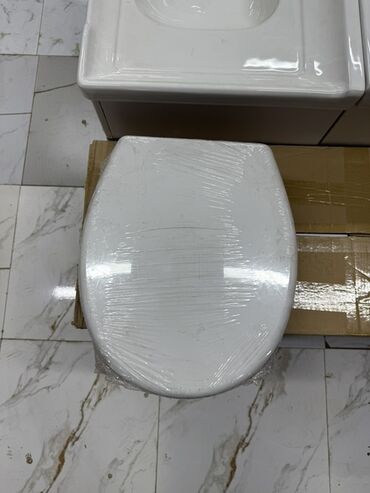 купить уличный туалет деревянный: Белое сиденье для унитаза с крышкой, выполненное в овальной форме