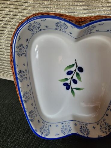 Činije: Posuda nova,vintaz porcelanska sa korpom. Nova posuda univerzalna,sve na lalafo.rs — 6 Činije: Posuda nova,vintaz porcelanska sa korpom. Nova posuda univerzalna,sve — 6