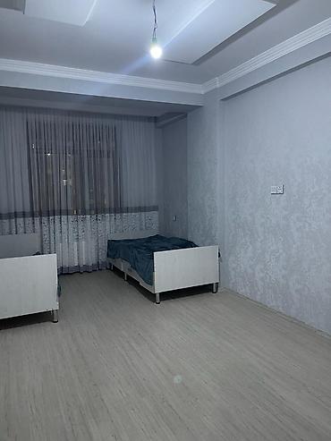 asma tava: Mənzildə geniş eyvan və şəhər panoraması olan sanitar qovşağı - — 5