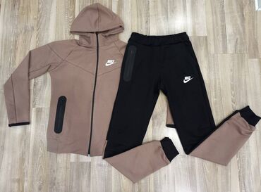 Gornji i donji deo: Nike ženska trenerka

Novo
Pamuk
Veličine xs s m l — 6