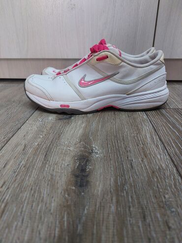 кроссовки для волейбола найк: Nike кроссовки женские из натуральной кожи 100%. Размер 38,5.Очень