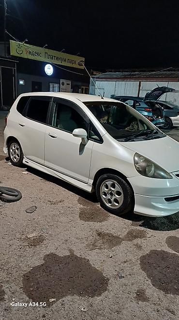 mini car: Компактный хэтчбек белого цвета (5 дверей), правый руль. Практичный — 4