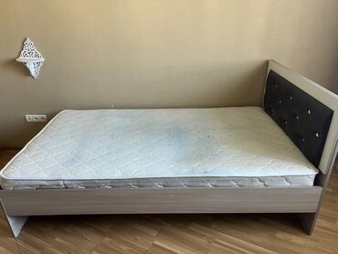 кровать икеа: Эта односпальная кровать из ДСП светлого цвета оснащена удобным