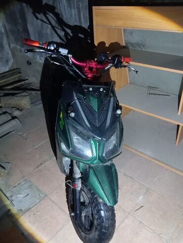 ремень для скутера: Скутер/мопед без облицовки задней части, с доработанным рулём