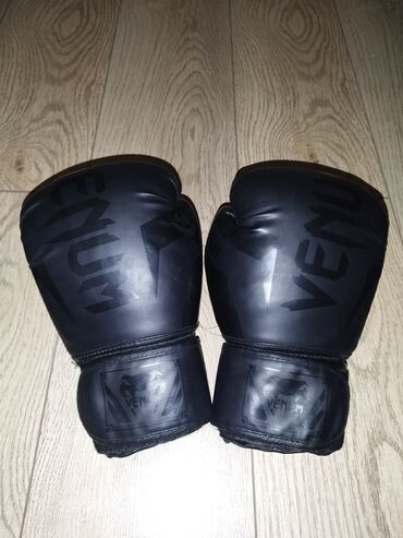 бокс перчатки: Боксерские перчатки Venum, цвет черный (матовый/полуглянцевый), с