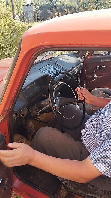 Другие автомобили: Классический советский автомобиль — седан малого класса оранжевого — 2