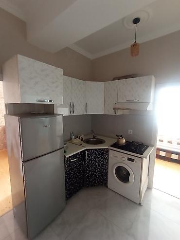 Uzunmüddətli kirayə mənzillər: Bina Xırdalanda riyadın arxasında(Jasmin Parkda)yerləşir.Mənzildə — 12