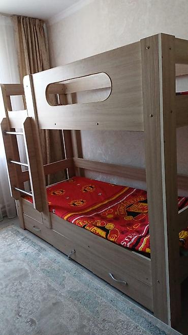 bunk bed: Двухъярусная кровать в светлом древесном оттенке — 1