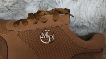 Γυναικεία είδη Υπόδησης: Παπούτσια.
Καινούργια, αφόρετα.
Πολύ άνετα, μέγεθος 41 — 6