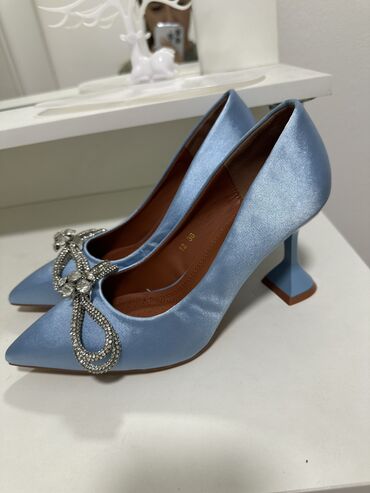 женская красивая обувь: Абсолютно новые каблуки в небесном ярком и красивом цвете 36 размер