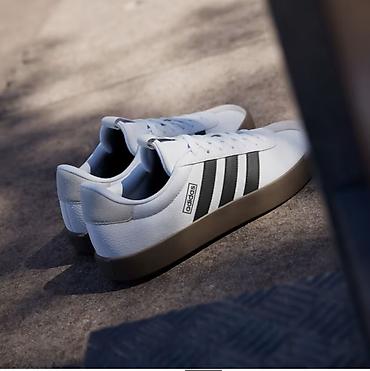 bison braon: Adidas patike – bele sa crnim prugama i gumiranim đonom u braon tonu — 5