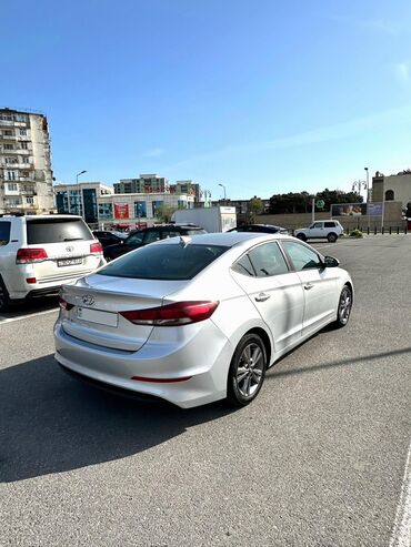 hyundai elantra 2017: Hyundai Elantra: 2 l | 2017 il Sedan