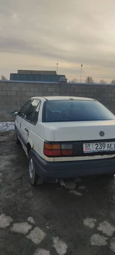 Volkswagen: Volkswagen Passat: 1989 г., 1.8 л, Механика, Бензин, Седан