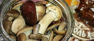 овощи и фрукты: Маринованные лесные грибы в стеклянной банке. - Ассорти целых грибов — 1