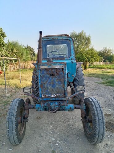 14 disk teker: Kənd təsərrüfatı işləri üçün nəzərdə tutulmuş mavi rəngli traktor. Bu
