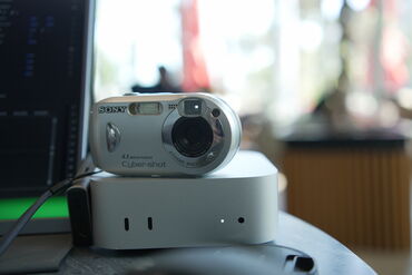 Fotokameralar: Gümüşü rəngdə, yığcam Sony Cyber-shot rəqəmsal fotoaparatı. Kiçik