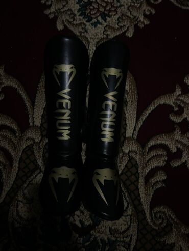 бокс перчатки: Наколенники-щитки для единоборств Venum (защита голени и подъёма