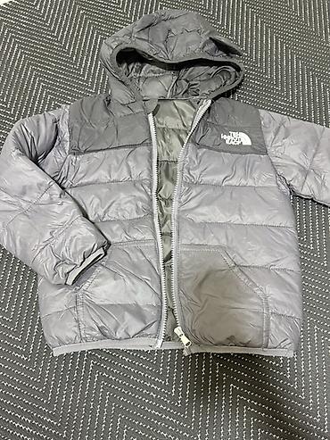 Верхняя одежда: The North Face uşaq paltosu – boz rəngli 5-6 yaş, kapüşonlu, yüngül — 1