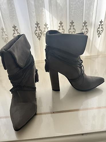 sacaqlı papışlar: Qadın ayaqqabıları dəsti 1) Gümüşü hündürdaban sandal - Rəng: metalik — 2