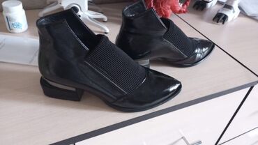 женские батинки: Ботинки и ботильоны 36, цвет - Черный