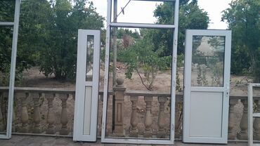 ag qapılar: Ağ rəngdə olan bu qapı və pəncərə çərçivələri, evinizdə və ya