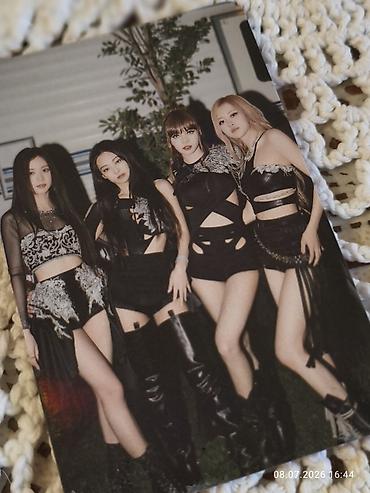 blackpink lightstick: Məhsul: BLACKPINK temalı kolleksiya fotokartı Təsvir: - Ön tərəfdə — 1