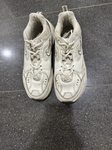 красовки на зиму: Белые кожаные кроссовки Nike с логотипом Swoosh по бокам. Эти