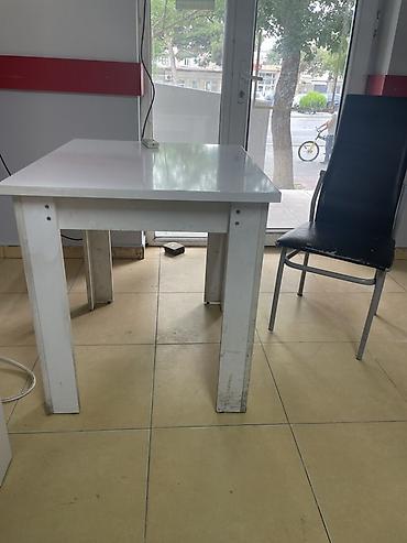 Ağ rəngli kvadrat masa - Material: ağ laminat/MDflə hazırlanmış üst