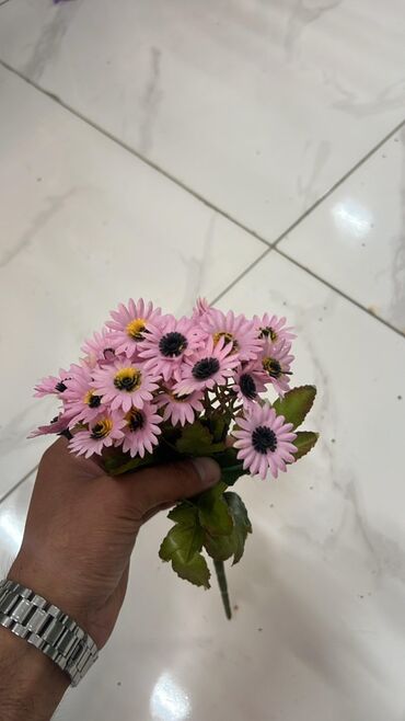 Süni güllər: Məhsul: Süni gül buketləri və kompozisiyalar Təsvir: - Realistik — 19