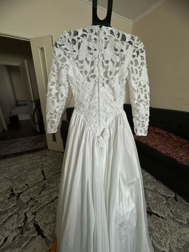 Свадебные платья: Свадебное платье, Пышная модель, цвет - Белый, Рукава: Кружевные, Со шлейфом — 4