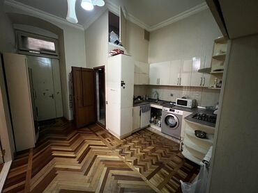 Mağazalar: Mərkəzdə yerləşən küçə səviyyəli obyekt/menzil. Tarixi binanın birinci — 4