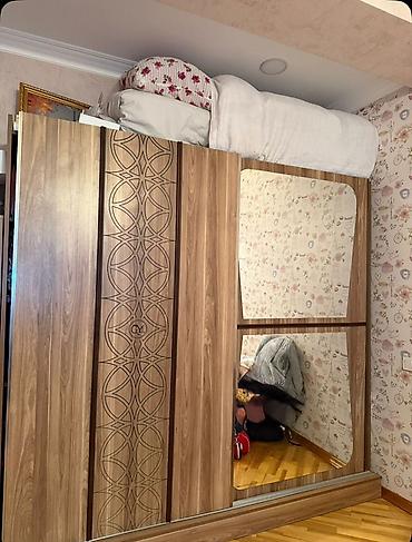 Sürgülü qapılı geyim dolabı, yaxşı vəziyyətdədir. - Material: ağac