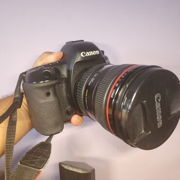 купить профессиональный фотоаппарат бу: Продаю Canon 5D Mark IV с объективом 24-105 IS USM в хорошем