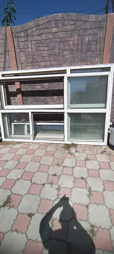коврик в прихожку: Большая оконная рама из белого профиля, размеры260*166-с форточкой