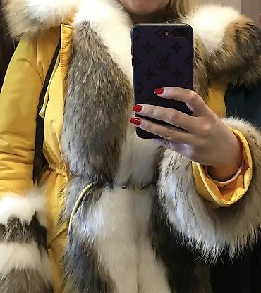 Ženska parka jakna sa bogatim krznenim detaljima - Boja: intenzivno