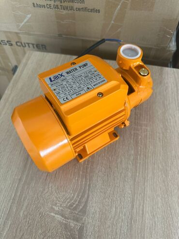 Rover: LEX markalı QB60 model su nasosu, narıncı rəngdədir. Bu nasos 220V