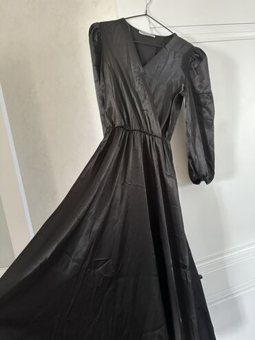 летние платья футляр: Черное макси‑платье с длинными рукавами и запахом - Силуэт: свободная