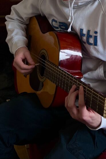 обучение курс: Учитель по гитаре, за час обучения 500 сом. Выучим вашу любимую песню