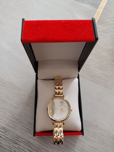 qol saatı qızıl: Versace firmasının saatıdı.Yenidi.İşlənməyib